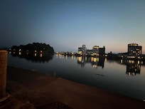 早朝に川の向かい側から
