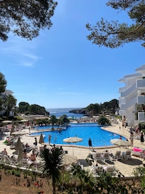 En af de andre hotellers pools med udsigt over Esmeralda strand.
