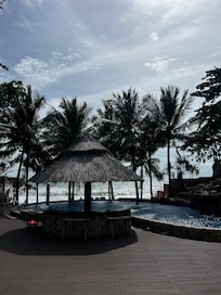 Piscine et accès à la plage