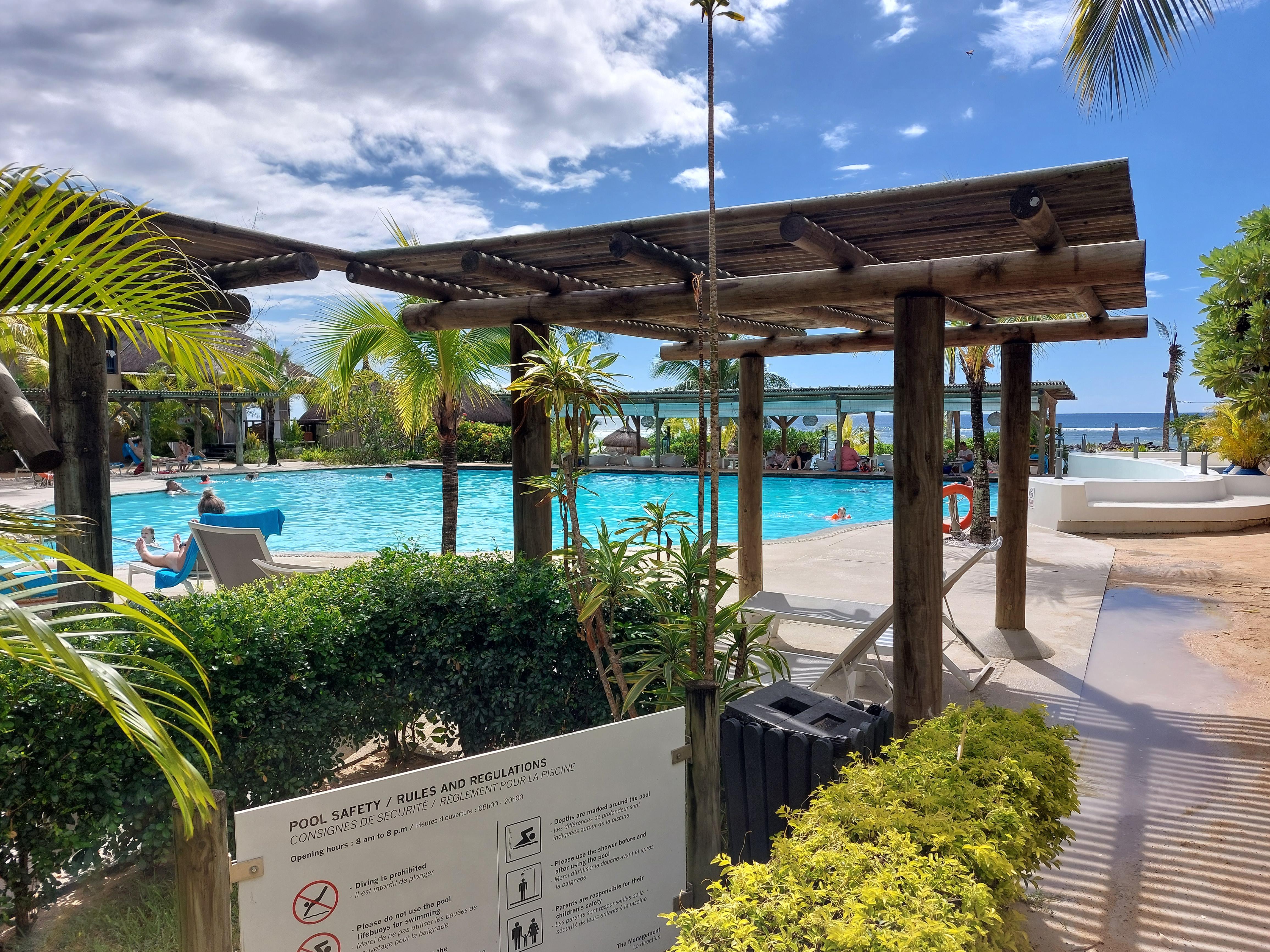 la piscine avec la plage et l'océan jsute derrière