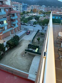 Notre vue sur les poubelles à la place de la mer