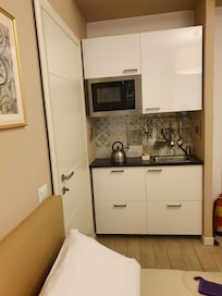 Tiene kitchinett muy comoda y bidn equipada