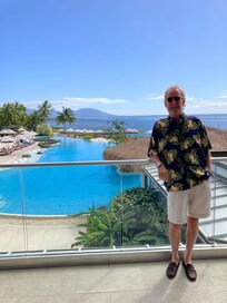 Linda vista da piscina e do mar.