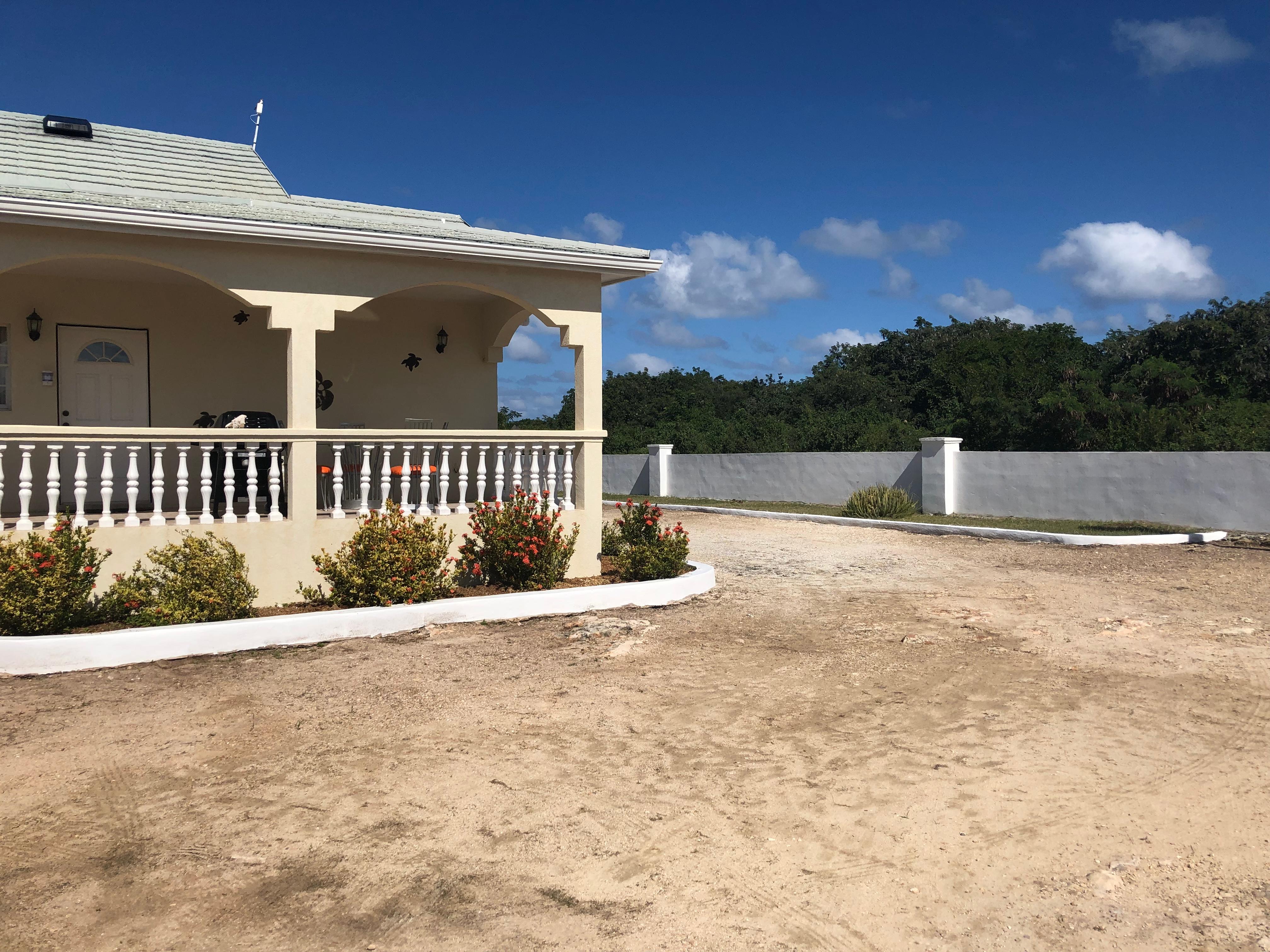 Big entrance with a lovely front porch 