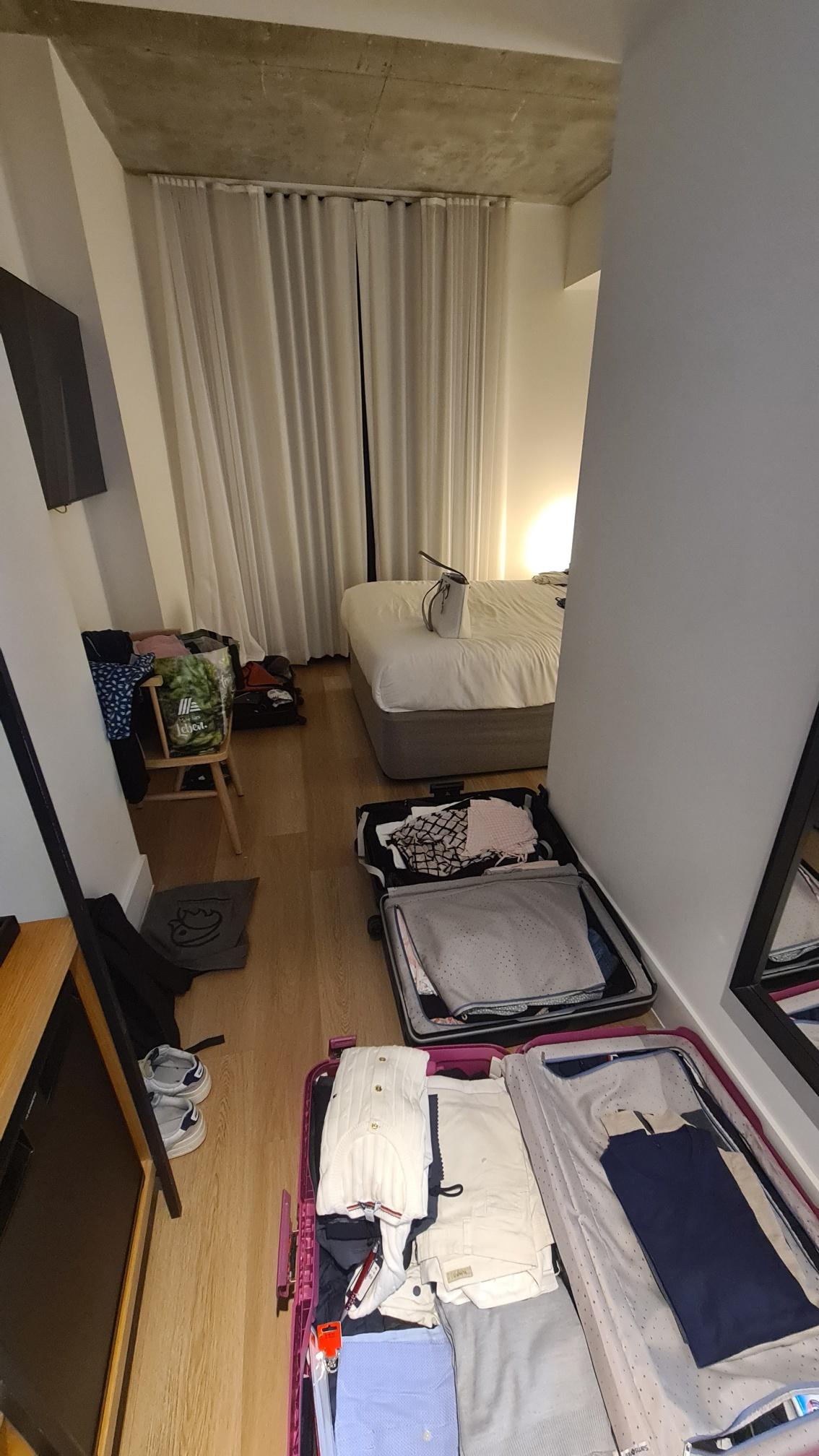 Viel zu kleines Zimmer für diesen hohen Preis von 337 CHF pro Nacht