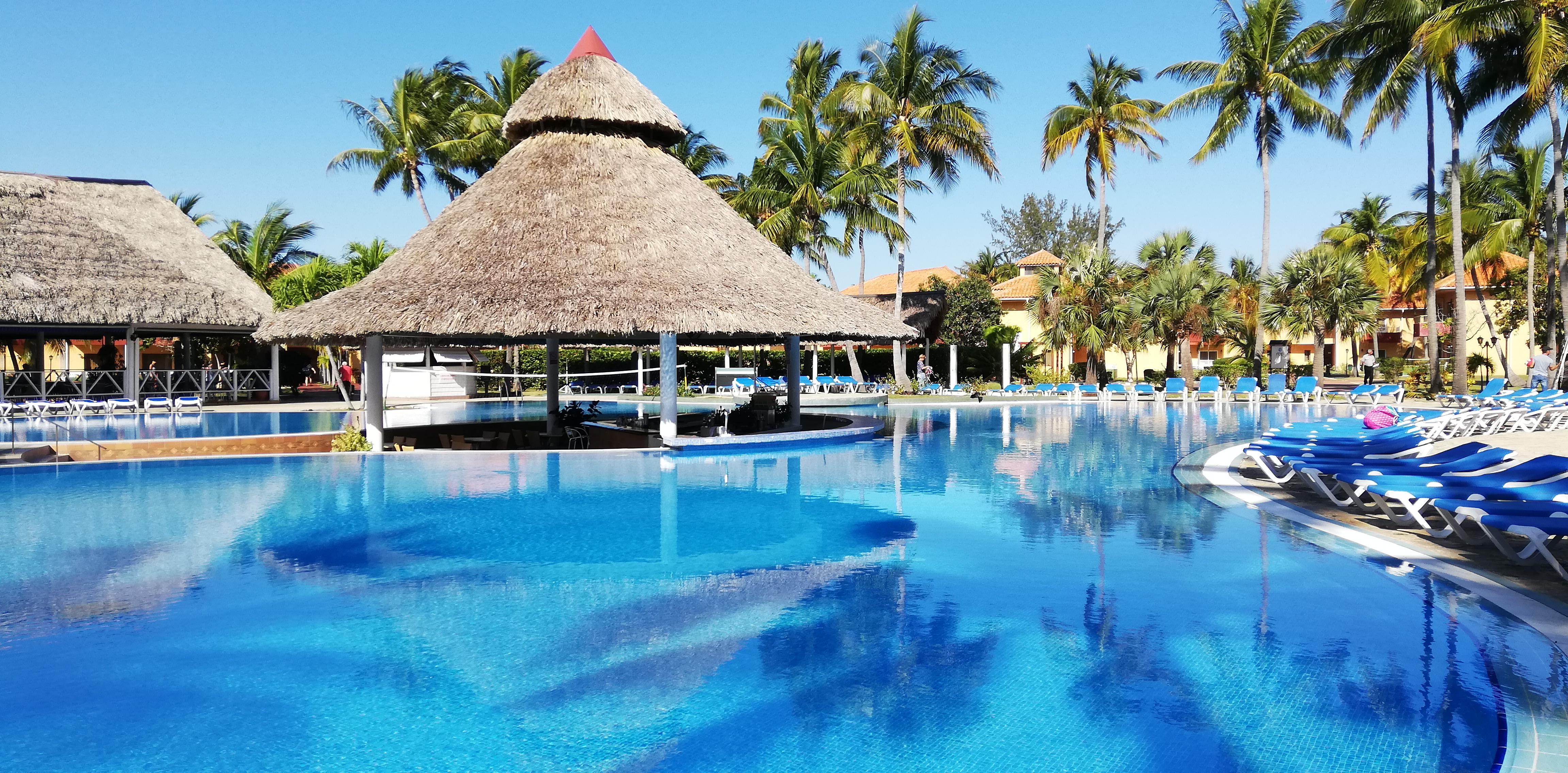 Piscine de l'hôtel et pool bar 