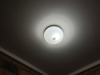Deckenlampe beim Eingang