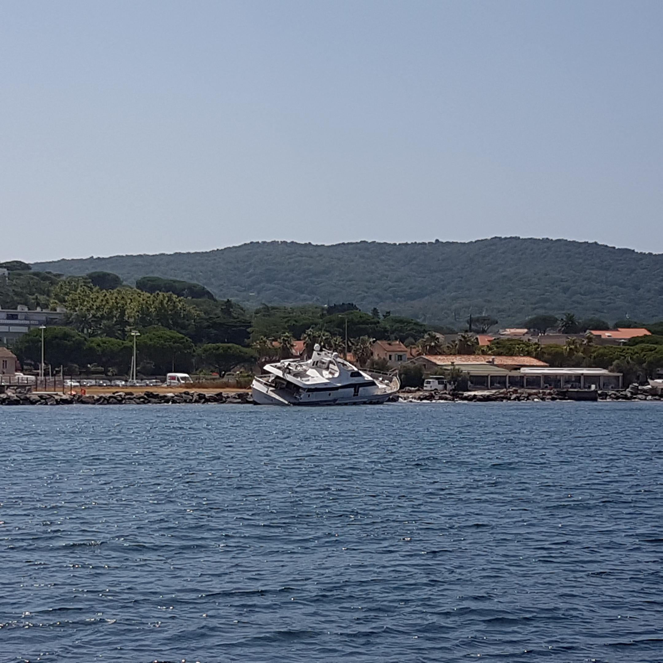 Lorsque vous traverses des Issambres pour St Tropez,  ne faites pas comme nous , pensez à ralentir à l'entrée du port 😉