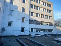 Ausblick zum angrenzenden Gebäude