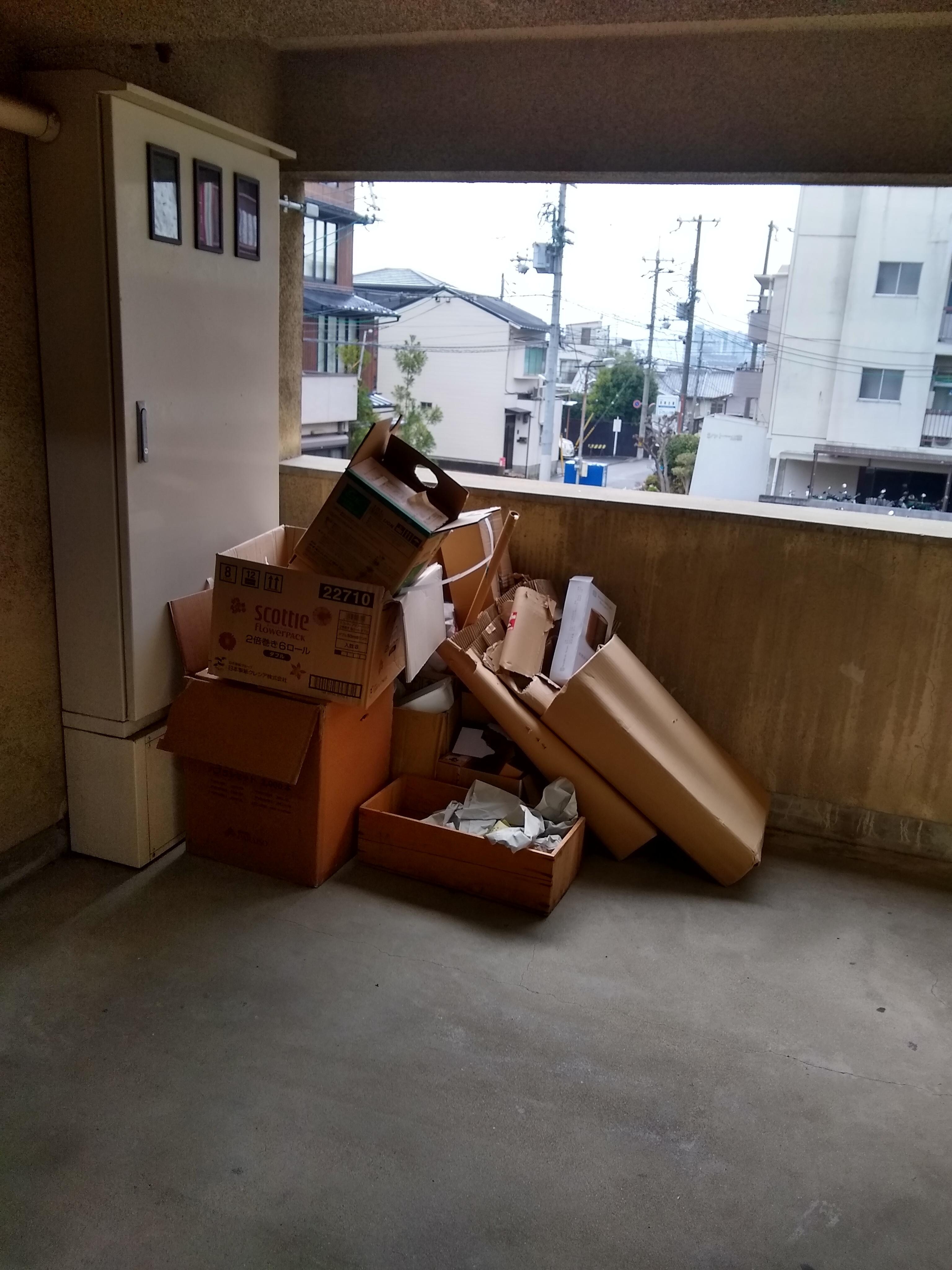 2階の階段踊り場スペースがゴミ置き場になっています。夜は電灯が切れかけてチカチカ付いたり消えたりして、怖いです。