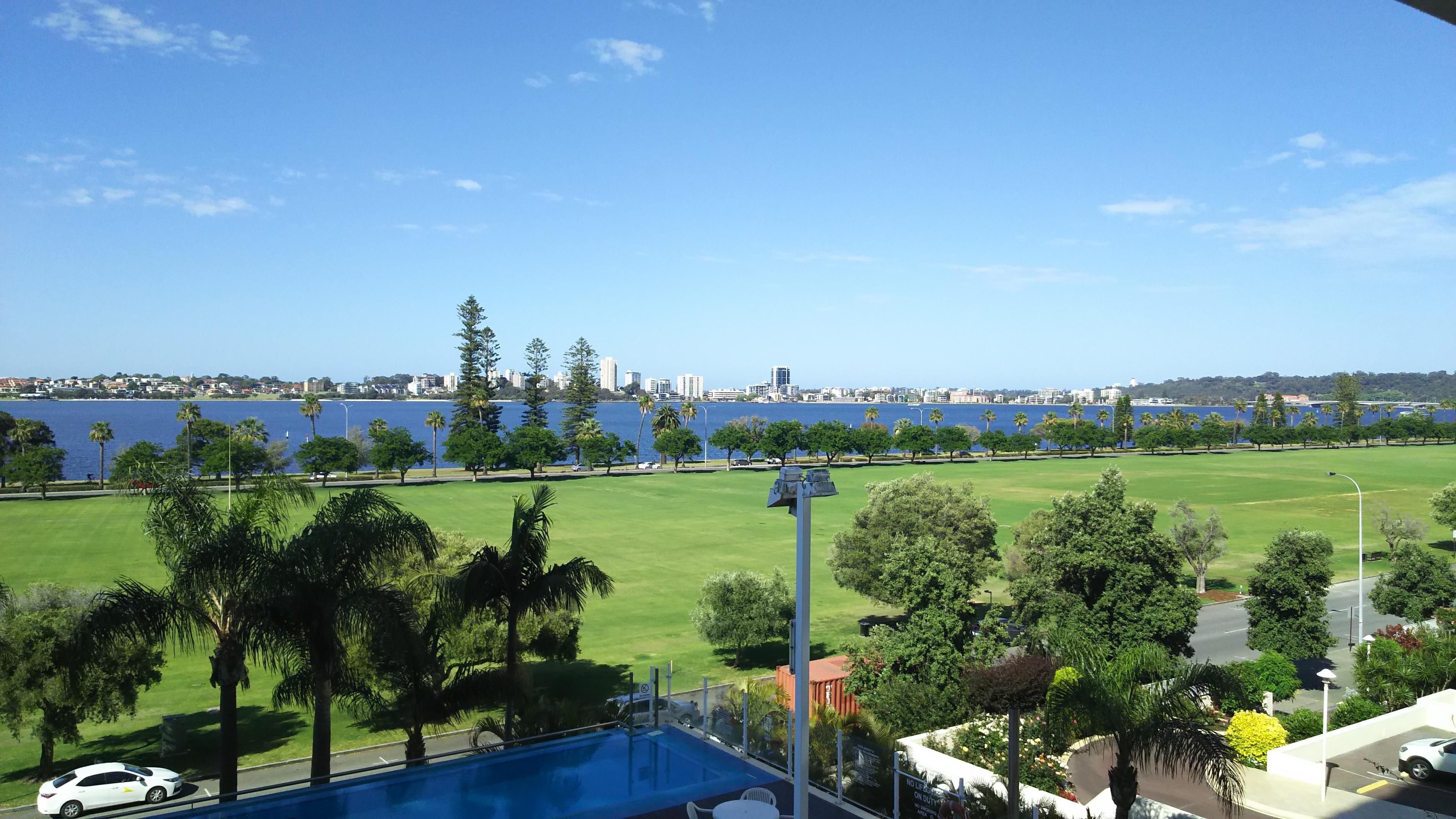 スワン川を望む