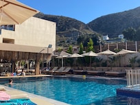 Großer Pool mit Kleinkindbereich und Poolbar