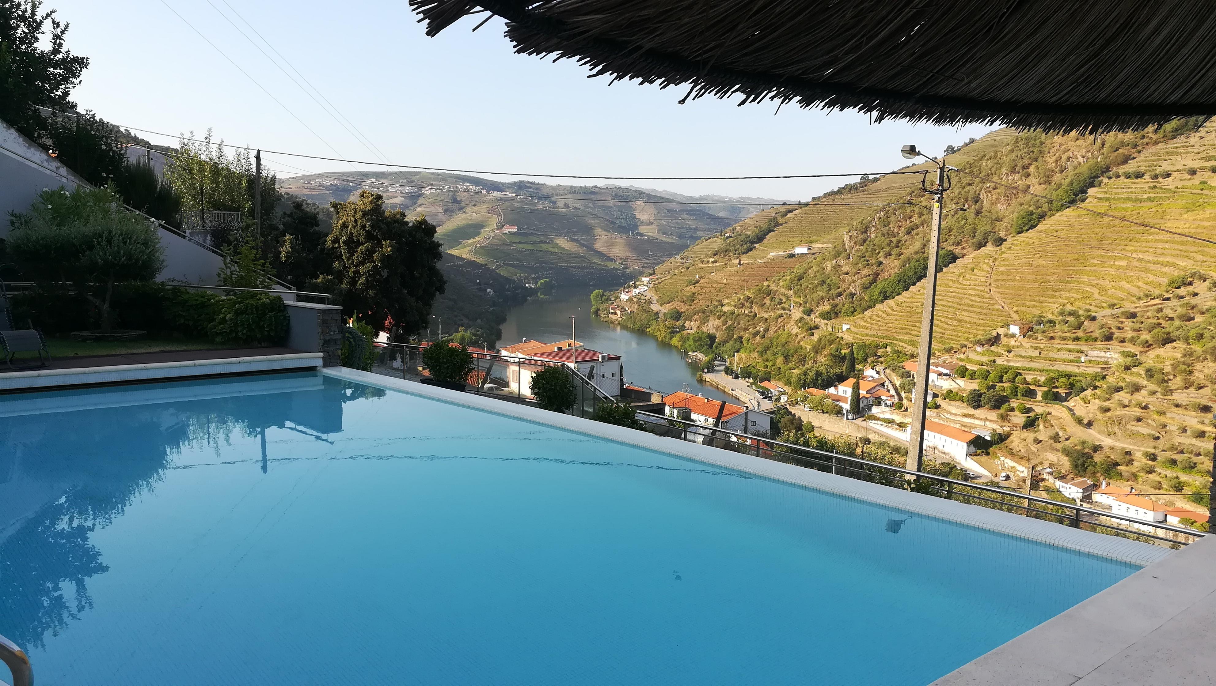 Hotelpool mit Blick auf den Dourofluss