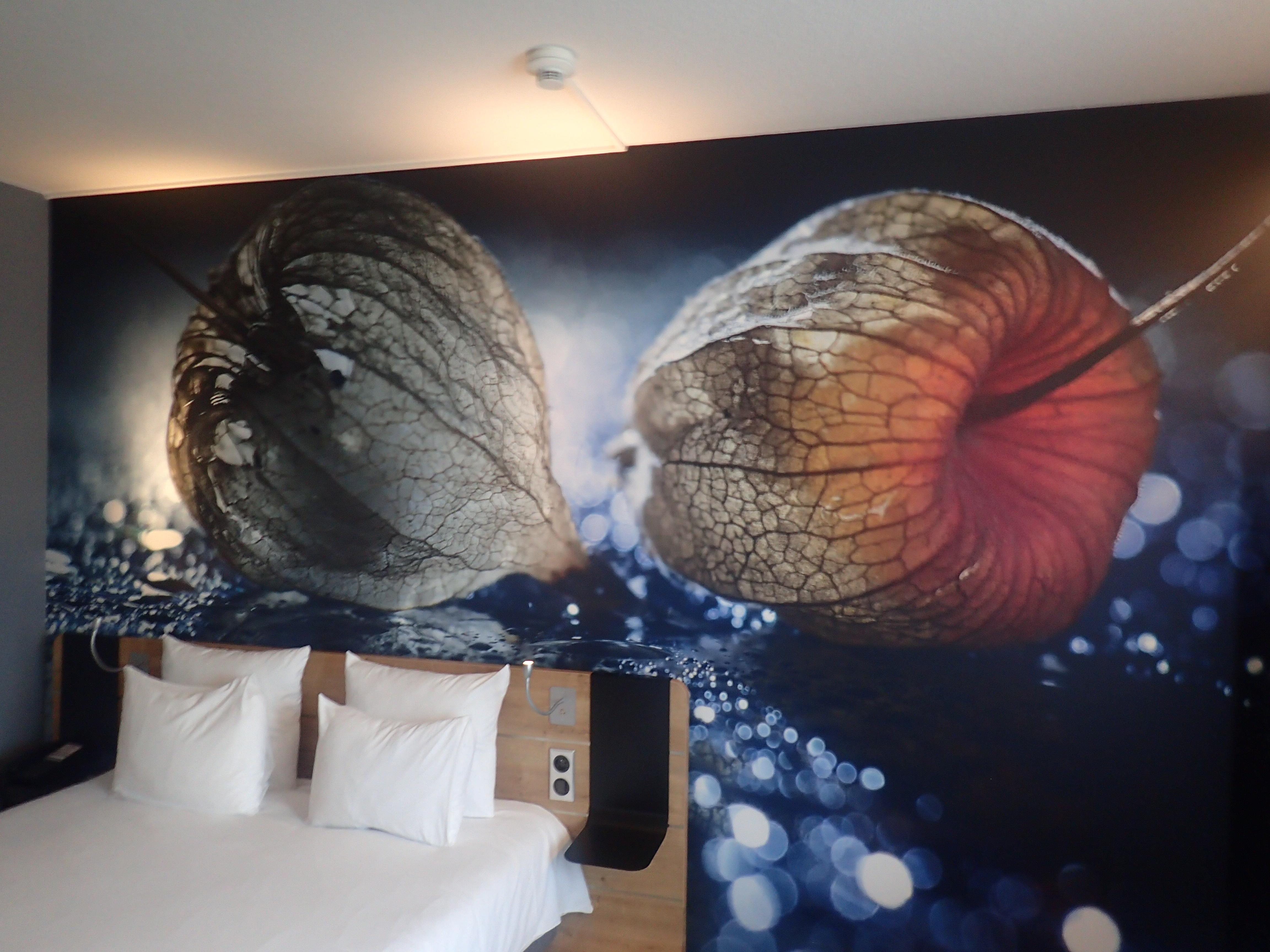 Senga mi med fin dekorasjon på veggen.