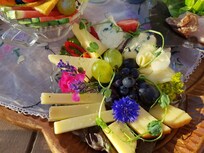 Maden er god og bliver anrettet meget delikat.