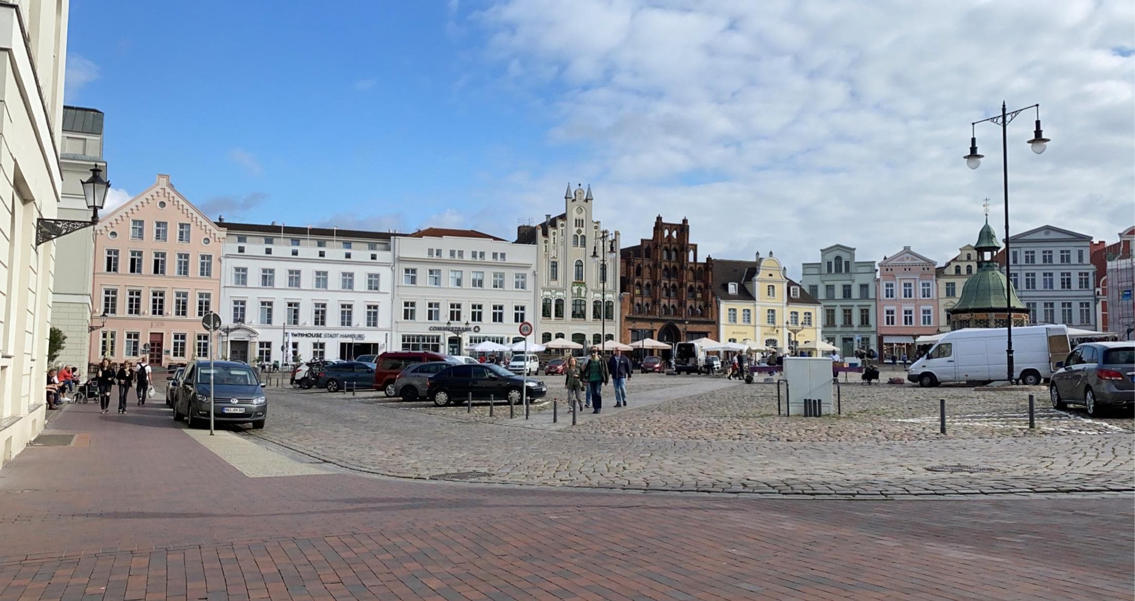 Markedsplass med hotellet i bakgrunn 