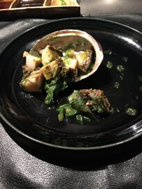 鉄板焼き コースのアワビの香草ソース