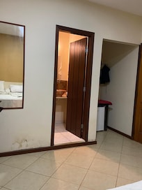 Paredes mofadas e com mau cheiro no quarto