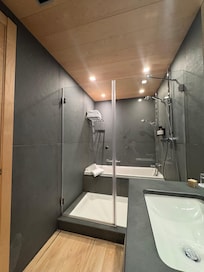 Quarto limpo, banheiro excelente