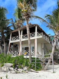 Hermosas cabañas a la orilla del mar