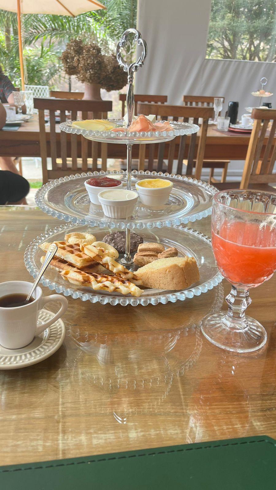 Café da manha com comida boa e caseira.