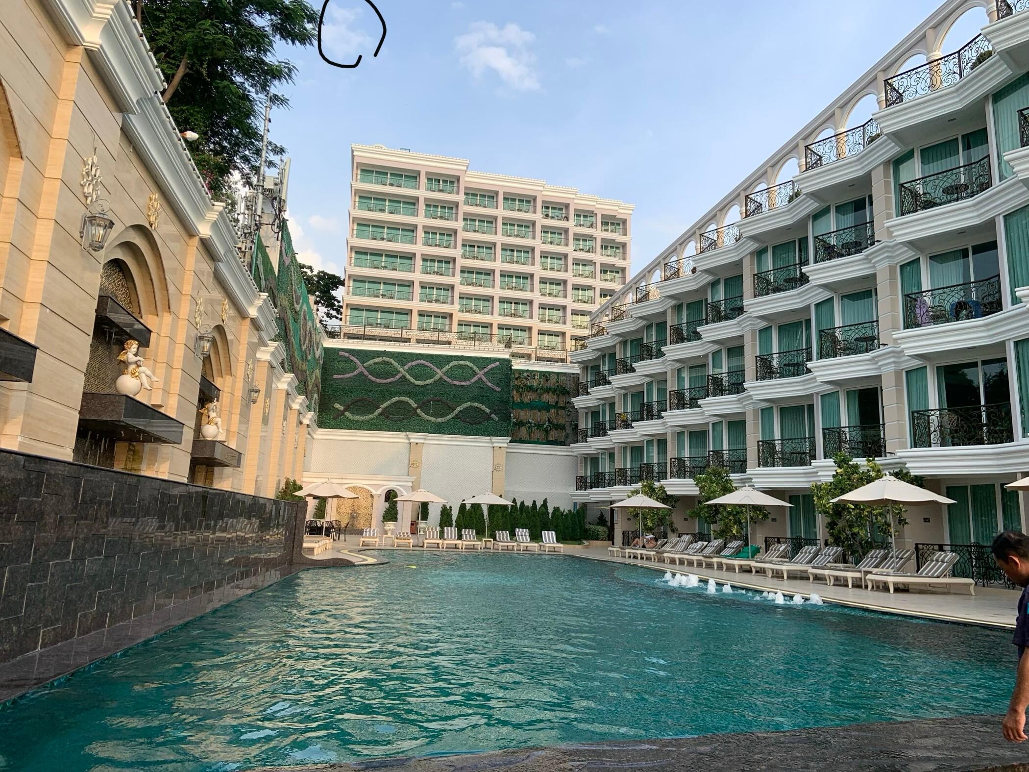 海を背にしたホテル