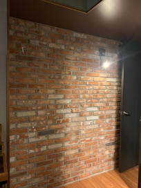 화장실앞 문열면 정체불명의 벽돌벽
방 전체는 그냥 페인트벽인데 여기만 이상함