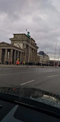 Das Brandenburger Tor mit dem Auto