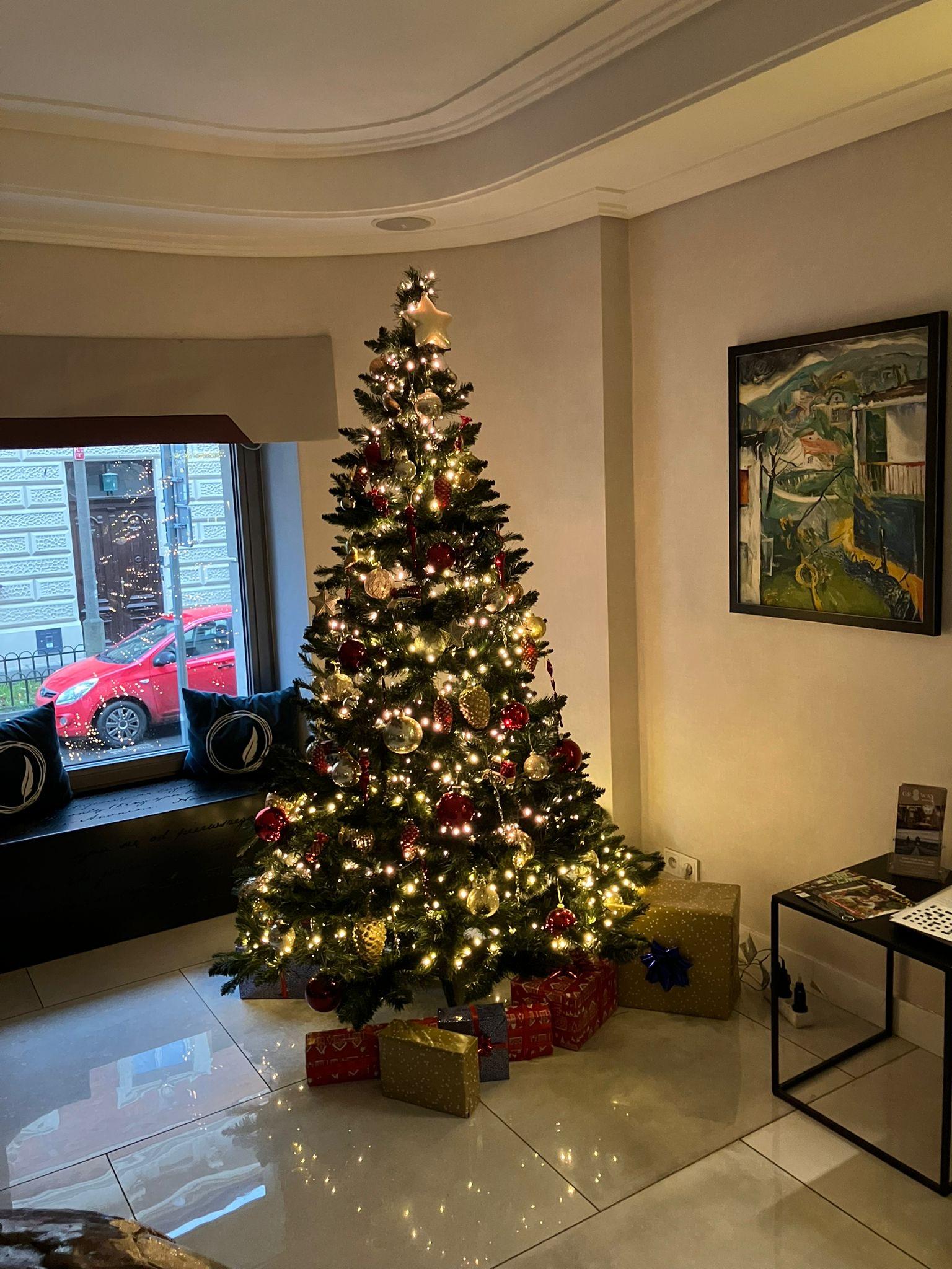 Christmas tree in the hotel foyer