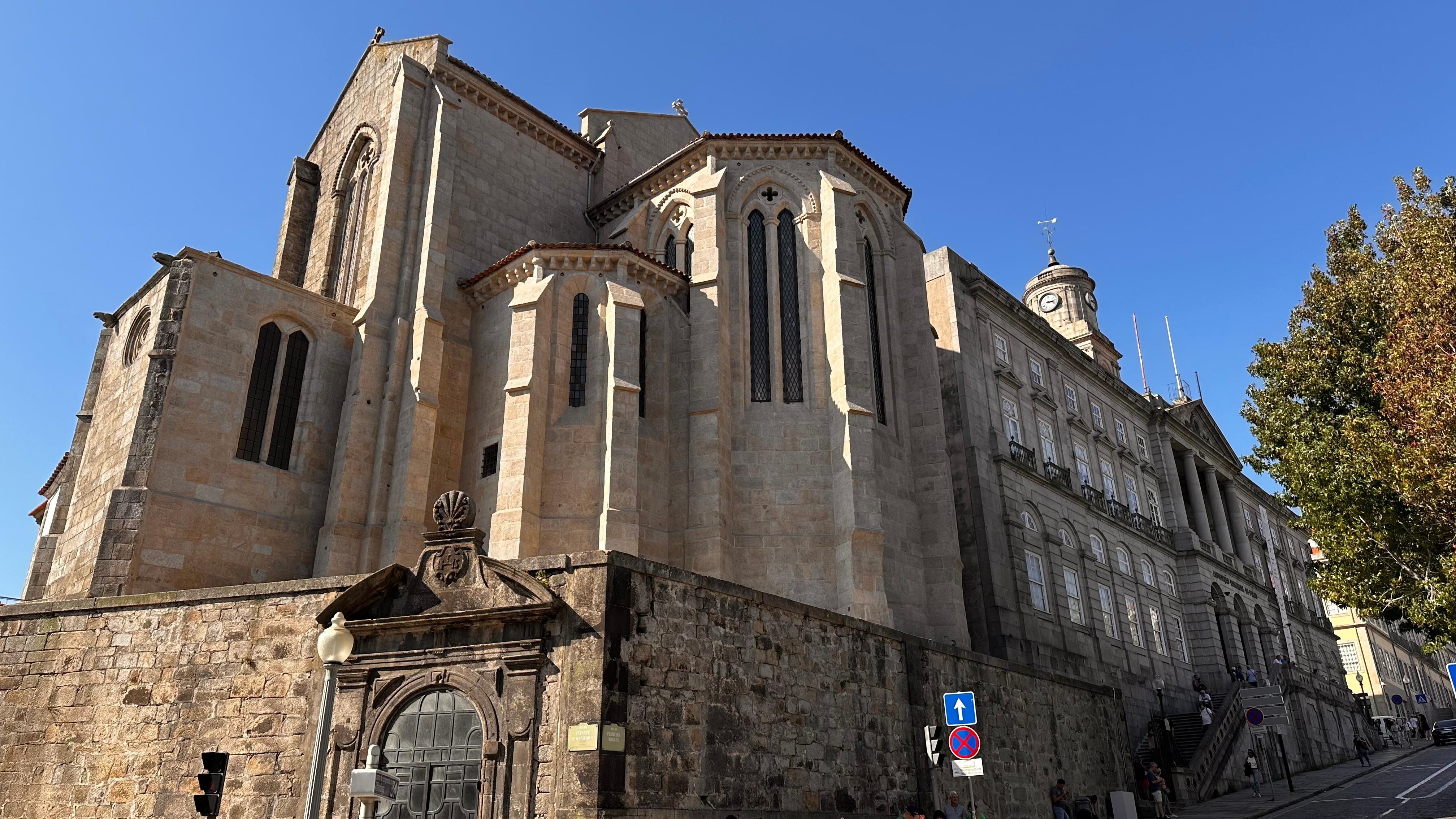 Igreja de São Francisco de Assis. A Passos do Hotel. Lindíssima
