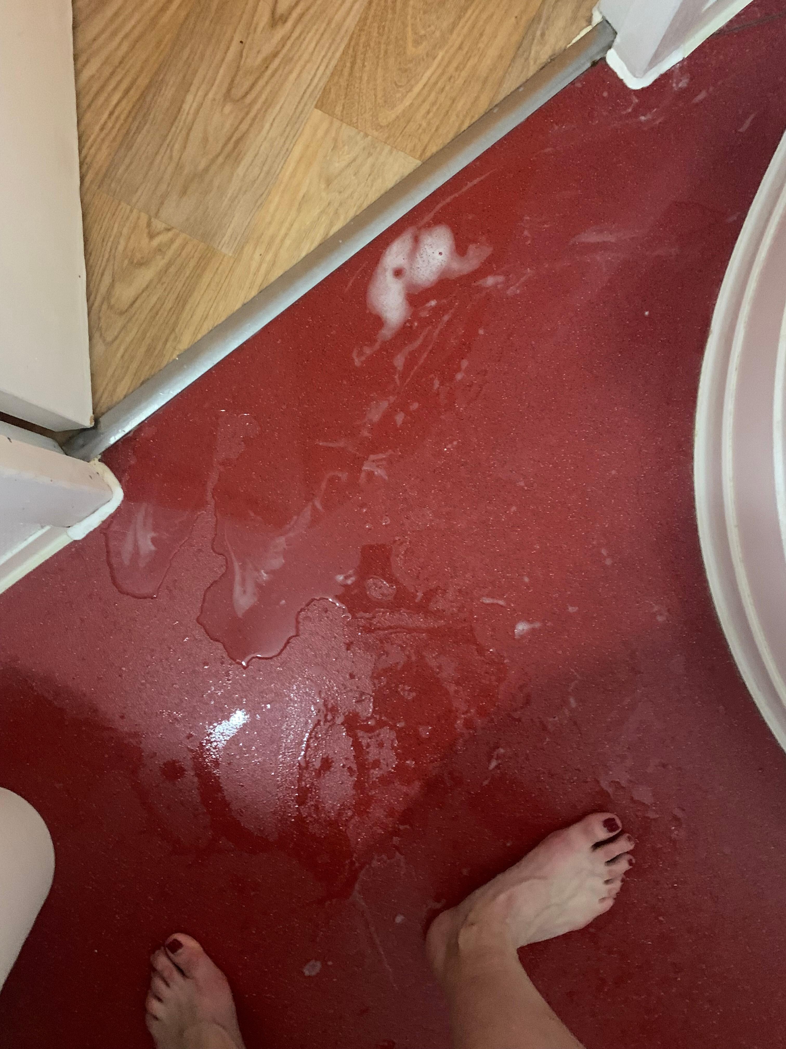 après une douche sans tapis de bain et avec un rideau de douche trop court 