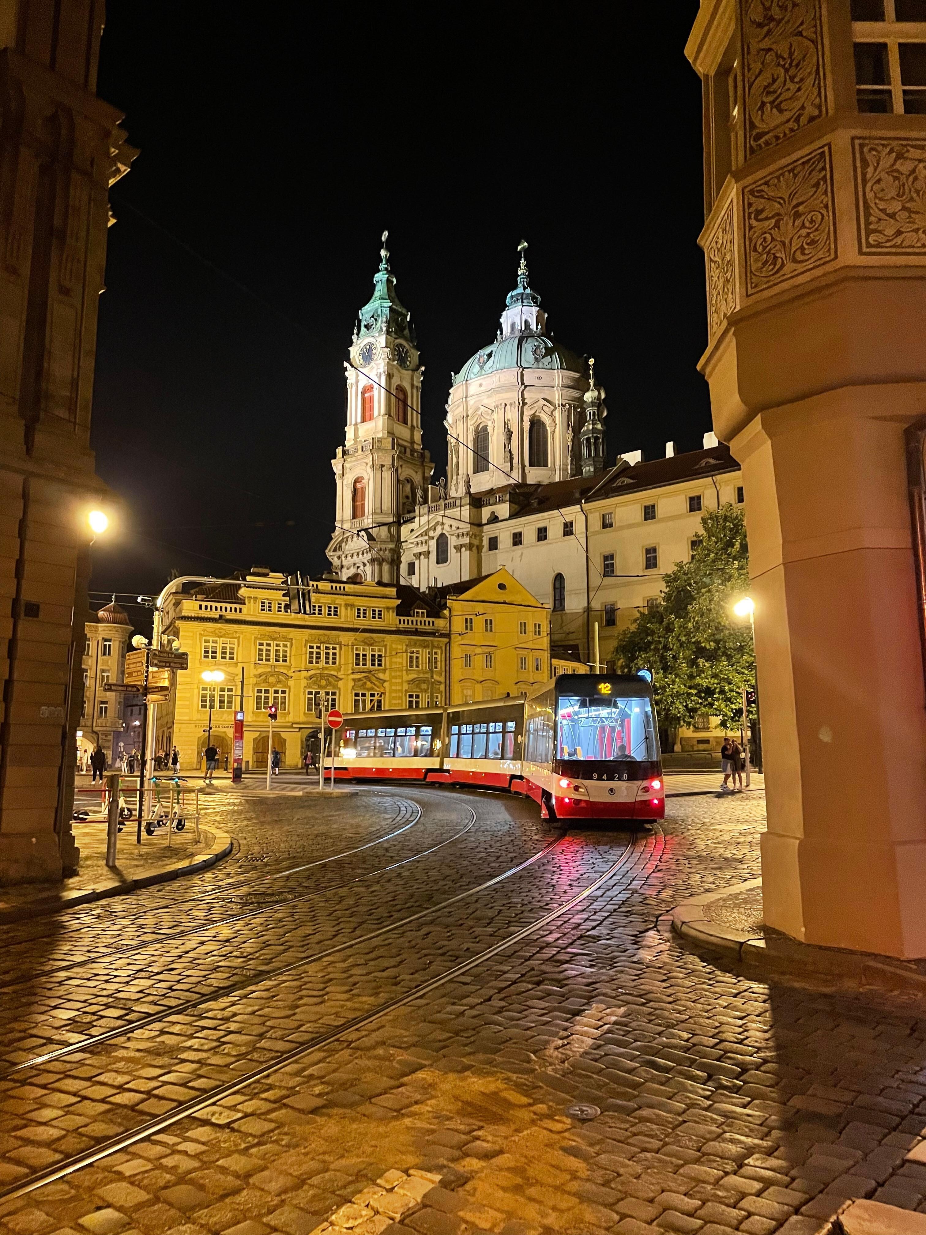 Tram au bas de l hôtel 