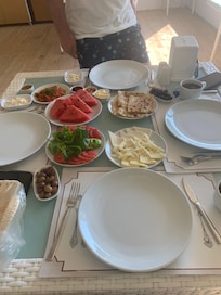 Burada sucuklu yumurta eksik. Kahvaltı güzel ve doyurucu