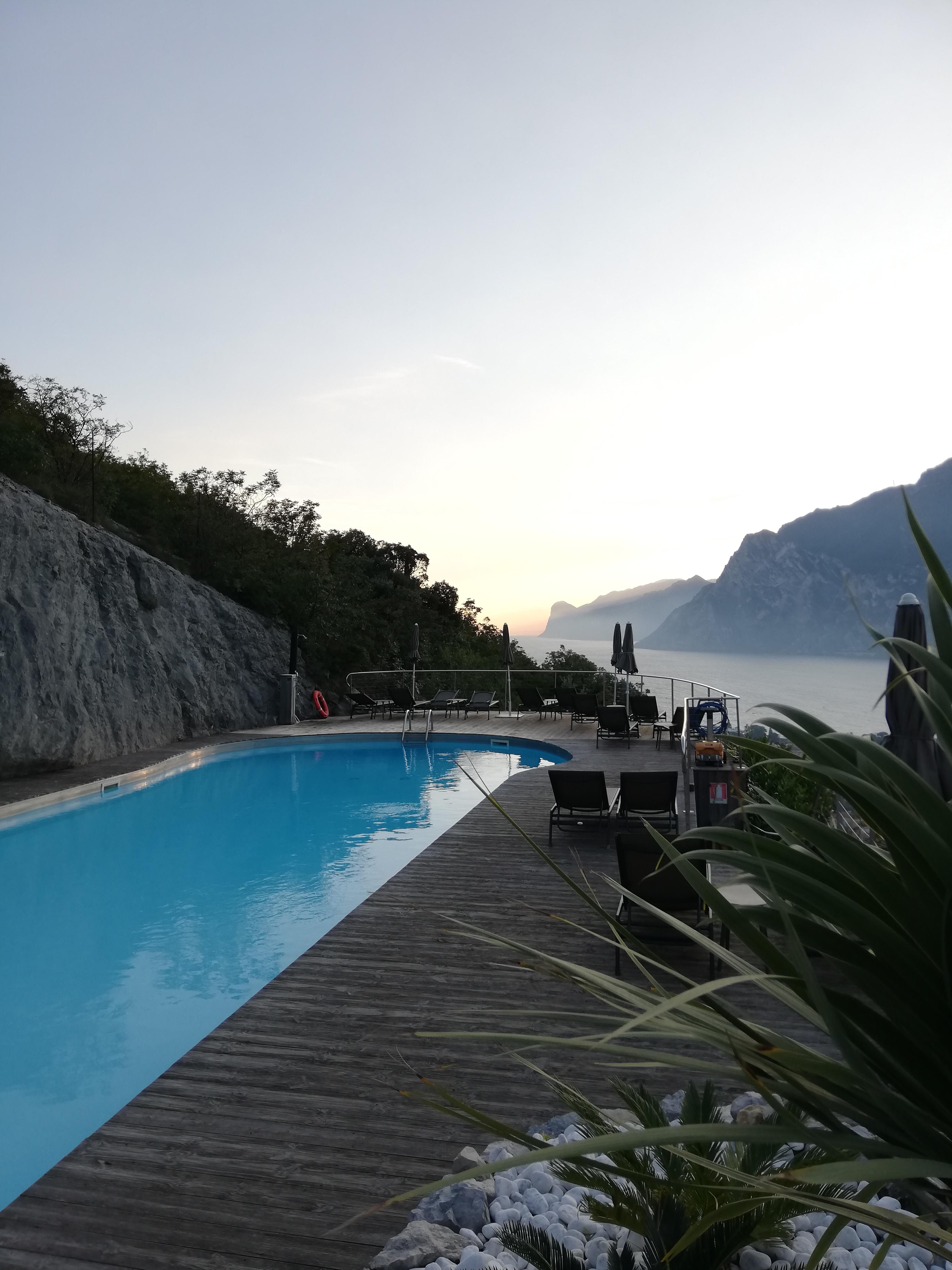 Piscina esterna e vista sul garda