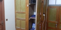 Bana ait bos dolap yerine ici her turlu esya ile dolu calisan odasi