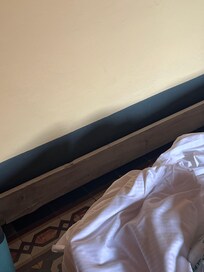Ça c’est le bois de lit qui est censé être sur le côté mais bon… il était comme ça à notre arrivé