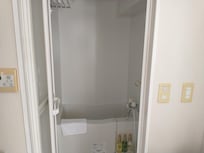 お風呂:狭いが左手に洗濯機と乾燥機有