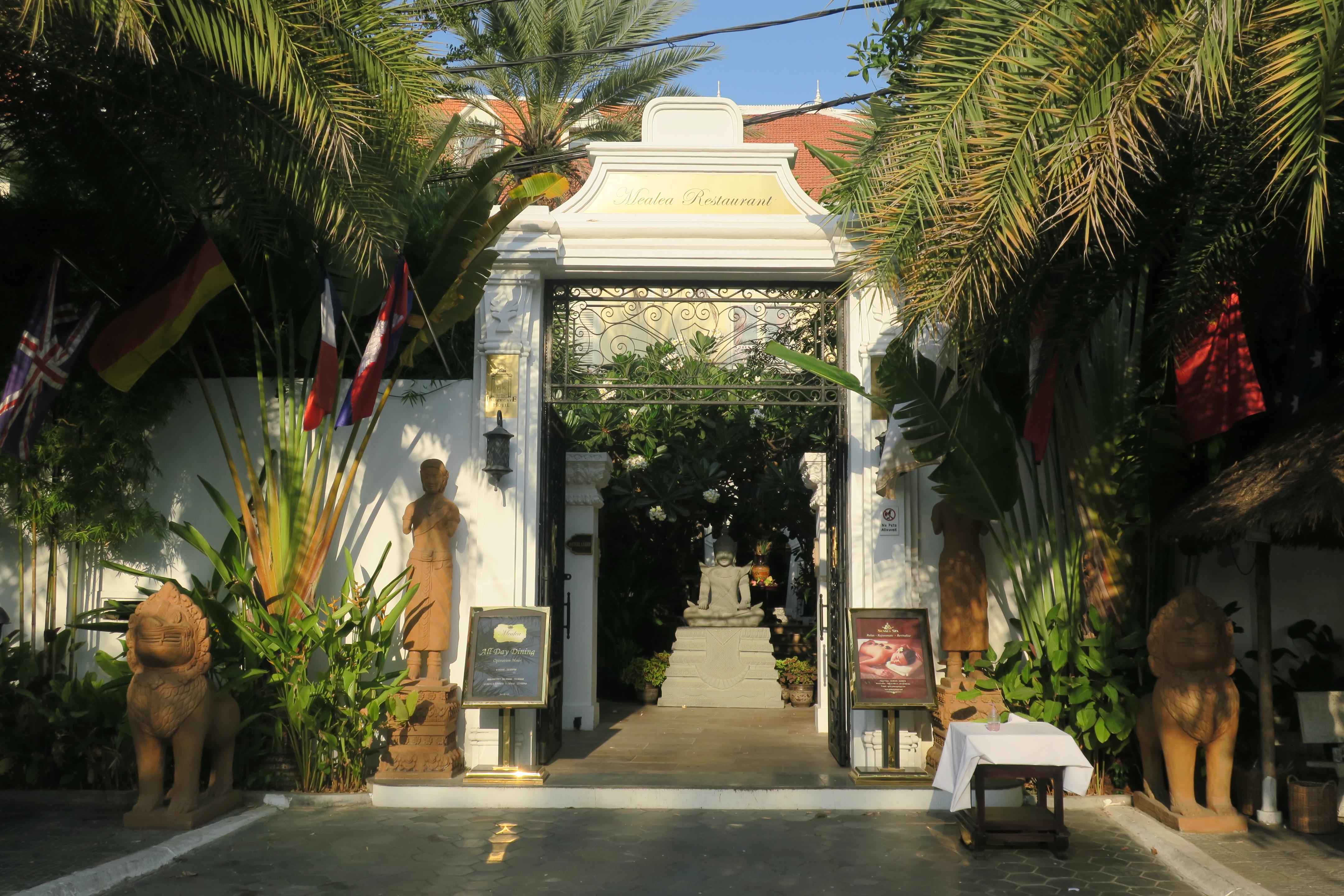 Entrée hôtel côté Palais Royal.