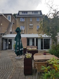Zicht vanaf het terras naar het hotel