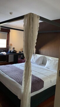 Chambre pas mal à part la fenêtre pour moi est le point négatif