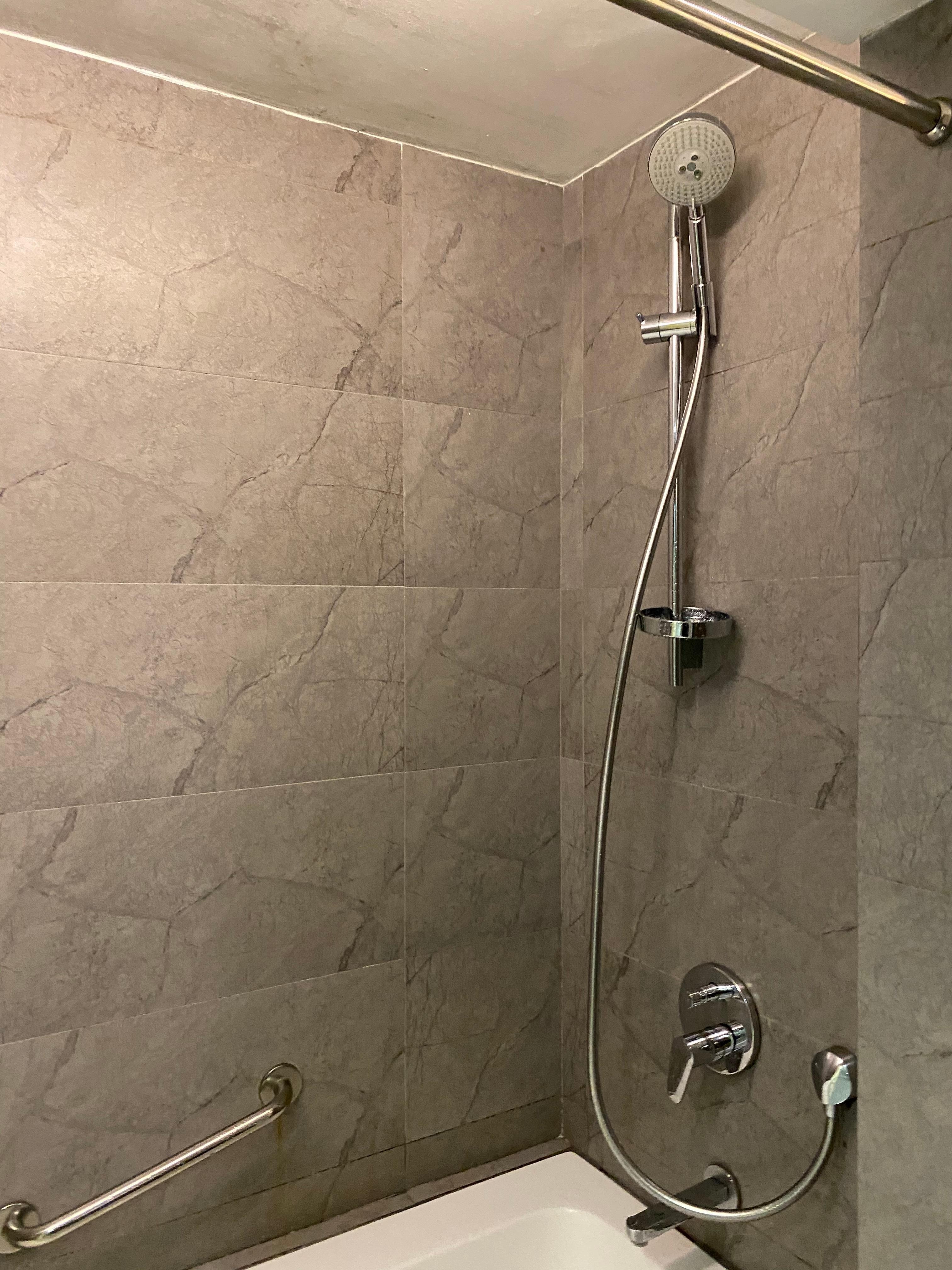 シャワーヘッドがこっちに…