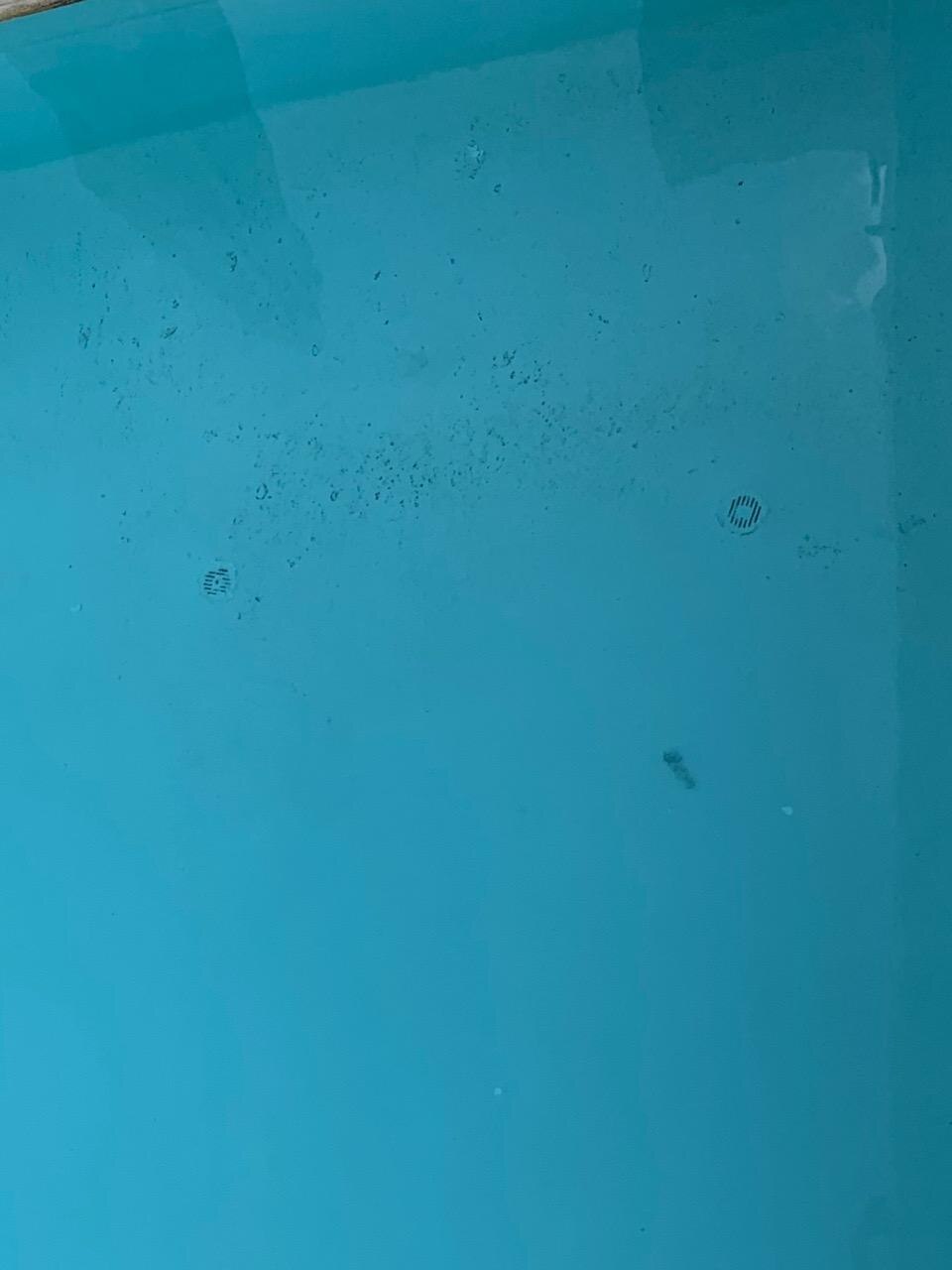 Piscine avec des saletés