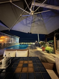 Bar / restaurante. Essas mesas externas são petfriendly