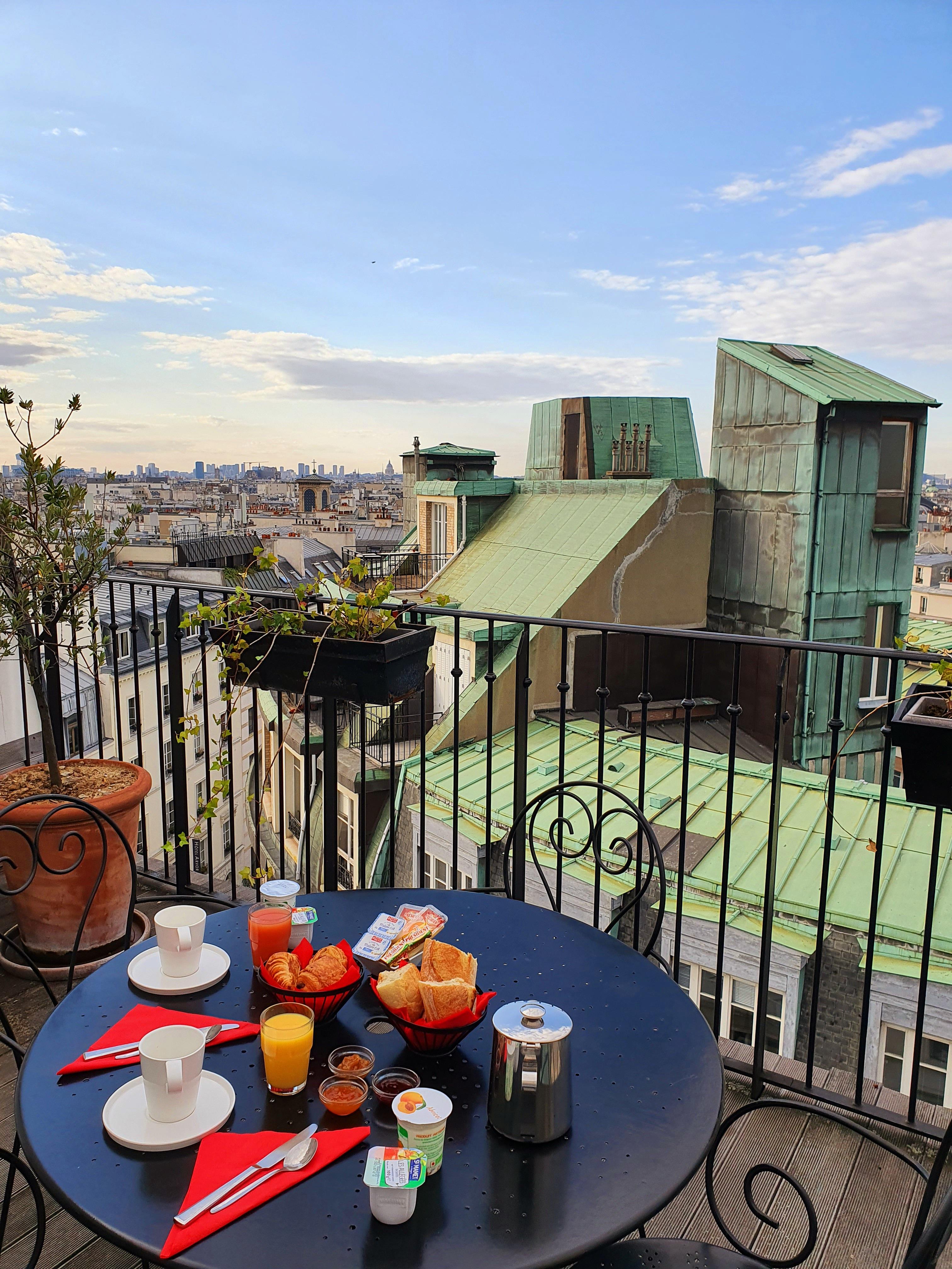 Petit déjeuner depuis la terrasse de la chambre