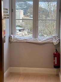 Toalhas emboladas na janela