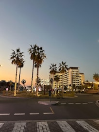 South La Merin ympäristöä ja hotelli Rove La Mer