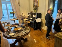 Una delle sale della colazione con il pianista