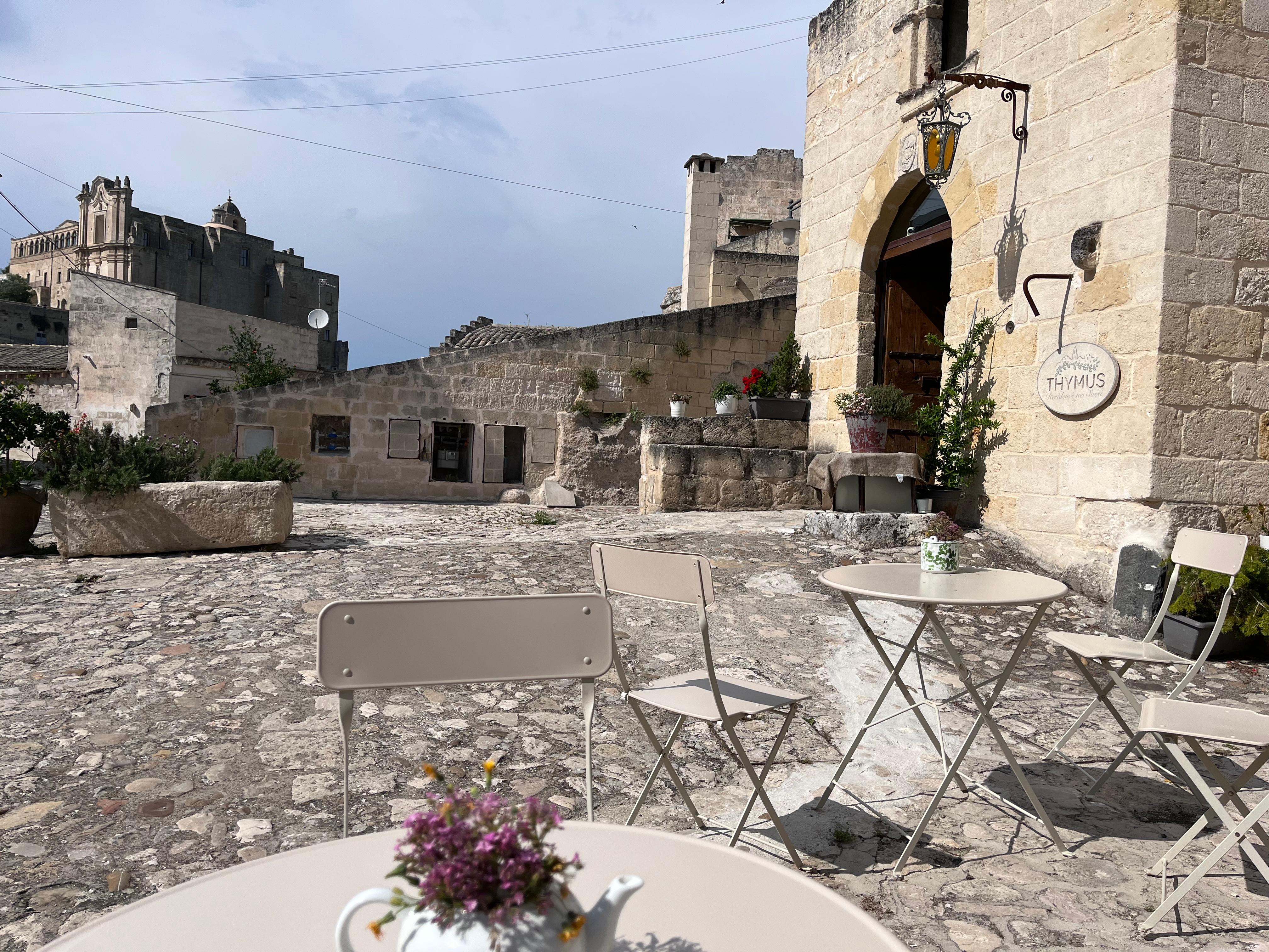 Excellent hôtel mais la photo d’une grande chambre dans une grotte ne correspondait pas à la petite chambre que nous avons eue.