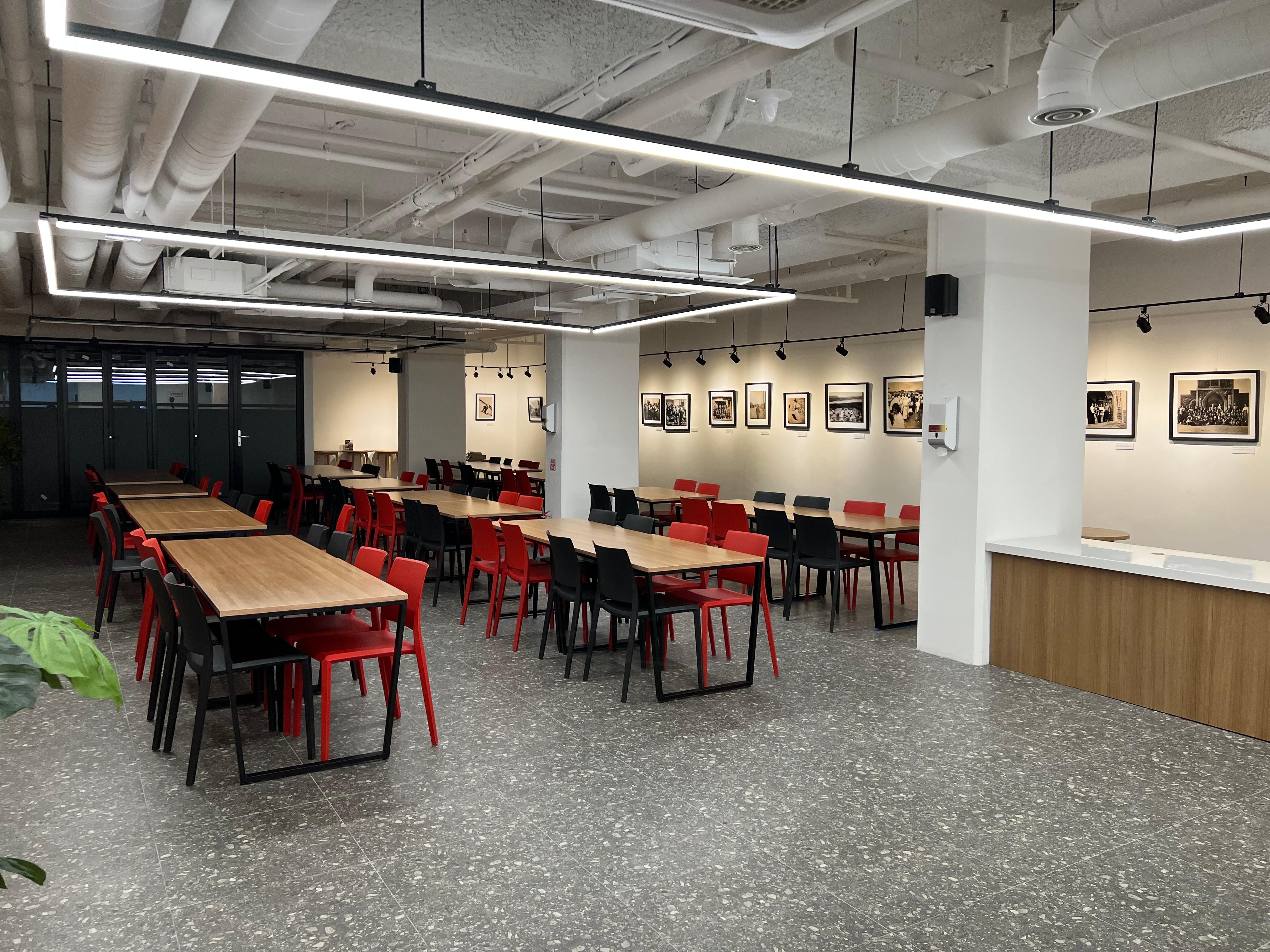 지하1층에 외부음식 반입이 가능한 모임 공간이 있음