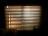 LA LUZ QUE ENTRA TODA LA NOCHE ANTES DE QUE SALGA EL SOL